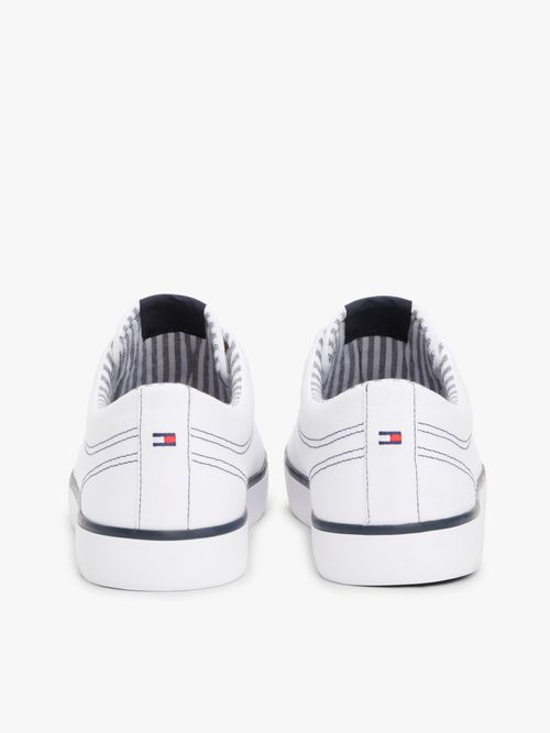 Tenis-con-parche-del-logo-y-pespuntes