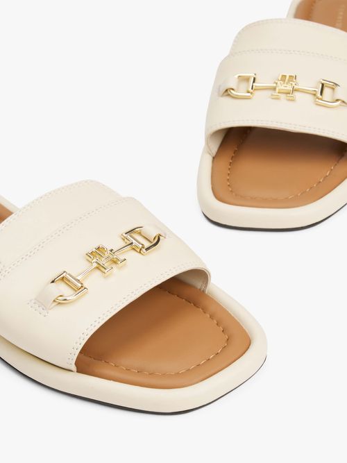 Sandalias-de-piel-con-detalle-de-trinquete