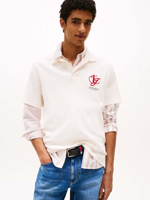 Polo-con-monograma-en-el-pecho-a-contraste-de-hombre-Tommy-Jeans-DM0DM21909-YBH