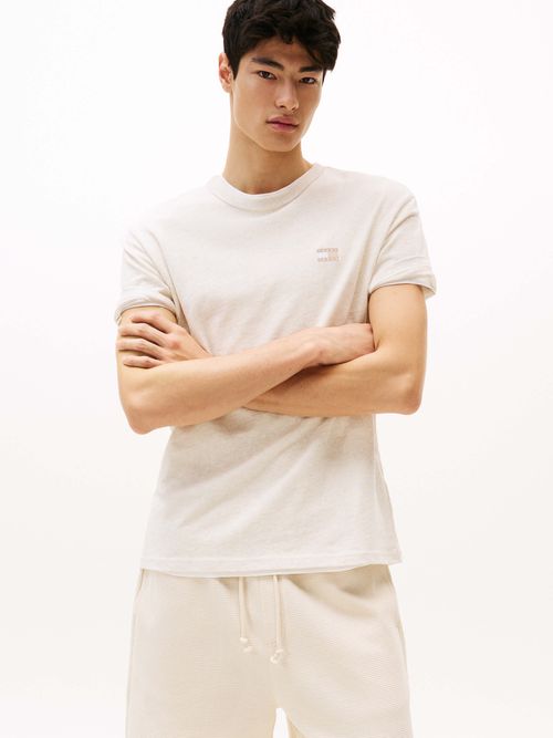 Playera-con-parche-tonal-de-Tommy-de-hombre-Tommy-Jeans-DM0DM20322-ADK