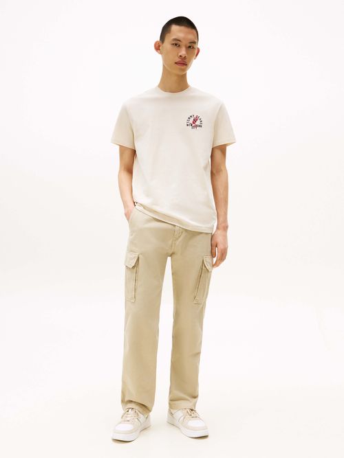 Playera-con-logo-soda-en-el-pecho-de-hombre-Tommy-Jeans-DM0DM21586-ACH