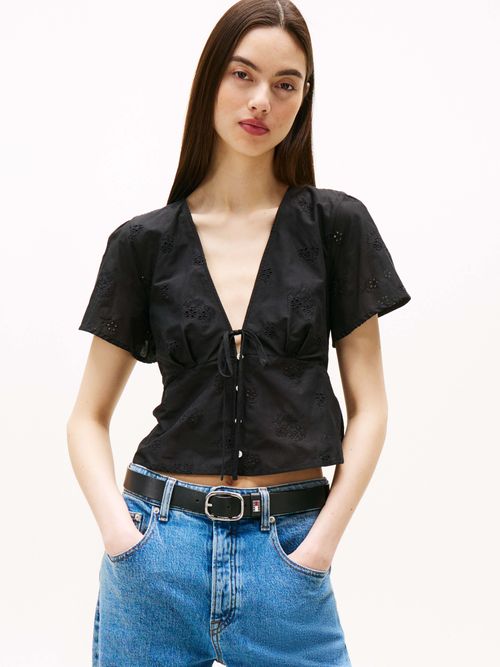Blusa-slim-con-calado-integral-y-cuello-en-V-de-mujer-Tommy-Jeans-DW0DW21241-BDS