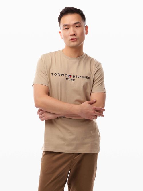 Playera-con-logo-en-el-pecho-de-hombre-Tommy-Hilfiger-78J6318-F7K