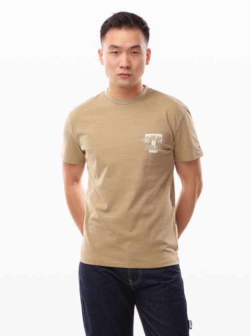 Playera-corte-regular-con-logo-en-el-pecho-de-hombre-Tommy-Jeans-DM0DM20811-ACT
