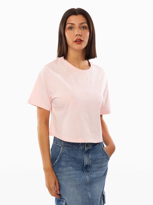 Playera-con-escudo-bordado-estilo-universitario-de-mujer-Tommy-Jeans-DW0DW20326-TH3