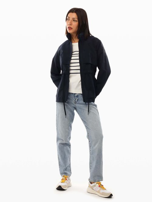 Chamarra-cortavientos-de-cuello-alto-con-gorro-de-mujer-Tommy-Hilfiger-76J5246-FAP