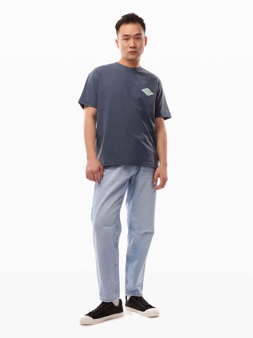 Playera-amplia-con-logo-grafico-en-la-espalda-de-hombre-Tommy-Jeans-DM0DM20806-C1G