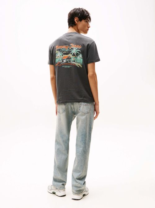 playera-con-estampado-grafico-de-cabaña-de-hombre-tommy-jeans
