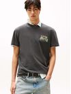 playera-con-estampado-grafico-de-cabaña-de-hombre-tommy-jeans