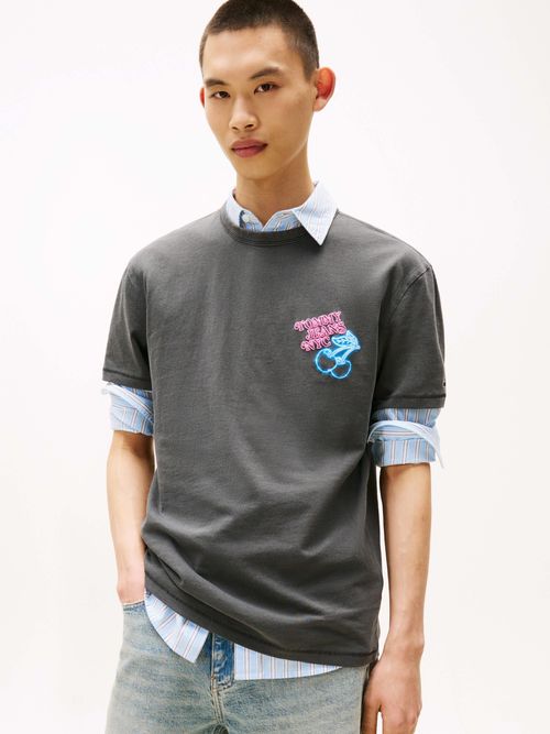 Playera-de-cuello-redondo-con-estampado-de-hombre-Tommy-Jeans-DM0DM21829-0GJ