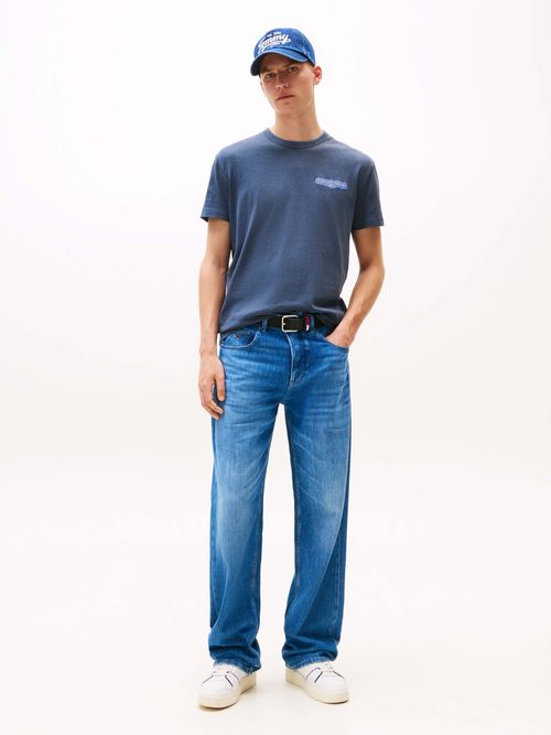 Playera-de-cuello-redondo-con-estampado-de-hombre-Tommy-Jeans-DM0DM21829-0GY