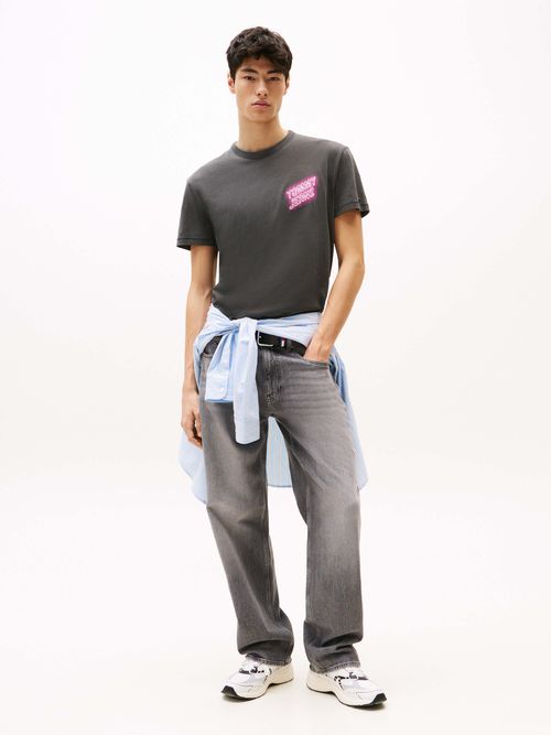 Playera-de-cuello-redondo-con-estampado-de-hombre-Tommy-Jeans-DM0DM21829-BDS