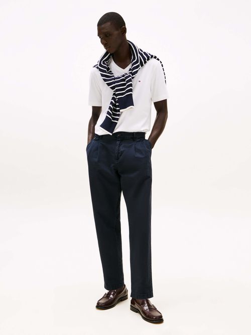 Playera-con-logo-bordado-y-cuello-de-pico-de-hombre-Tommy-Hilfiger-MW0MW39249-YBR