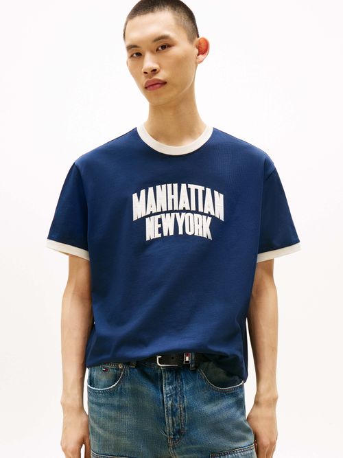 Playera-amplia-con-logo-universitario-de-hombre-Tommy-Jeans-DM0DM21587-C1G