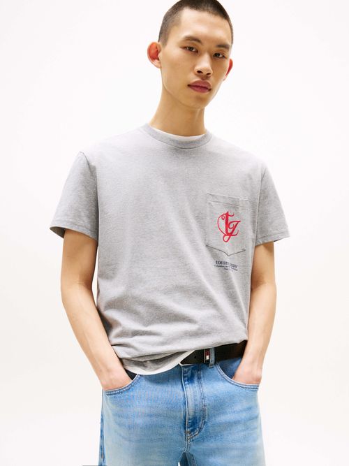 Playera-con-bolsillo-y-logo-trasero-de-hombre-Tommy-Jeans-DM0DM21597-Q13