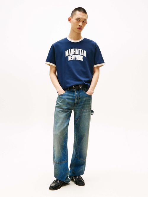 Playera-amplia-con-logo-universitario-de-hombre-Tommy-Jeans-DM0DM21587-C1G