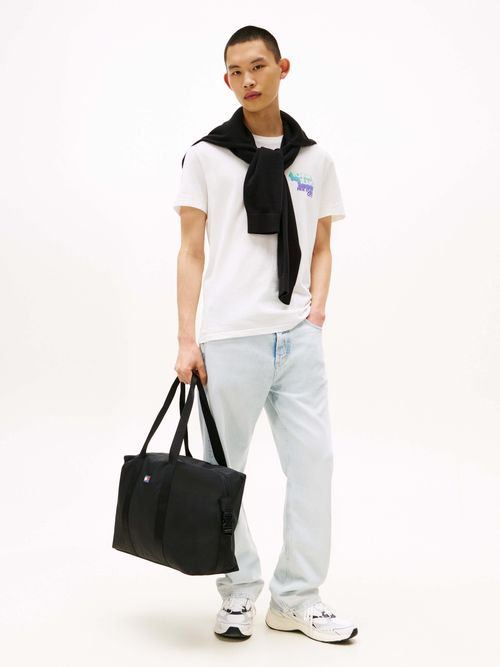 Playera-con-logo-grafico-apilado-trasero-de-hombre-Tommy-Jeans-DM0DM21589-YBL