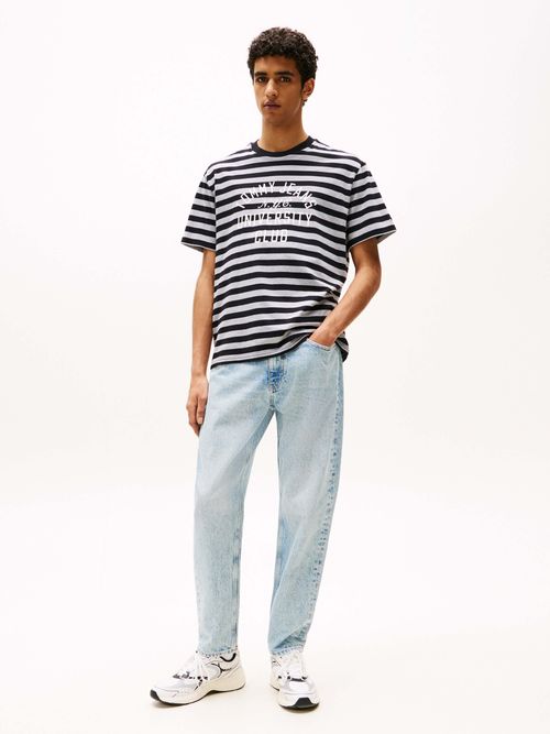 Playera-amplia-de-rayas-con-grafico-de-hombre-Tommy-Jeans-DM0DM21596-0CU