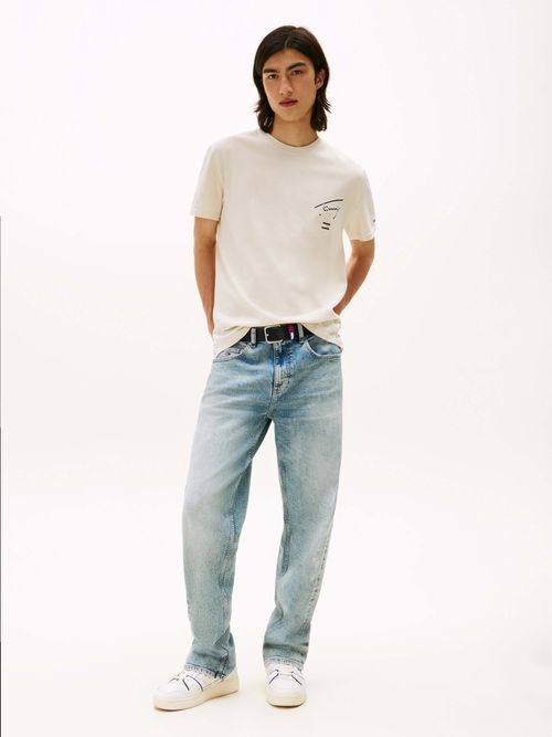 Playera-Signature-de-cuello-redondo-con-logo-de-hombre-Tommy-Jeans-DM0DM21934-ACH