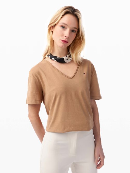 Playera-Corte-Regular-Cuello-En-Pico-de-Mujer-Tommy-Hilfiger-WW0WW43901-RBC