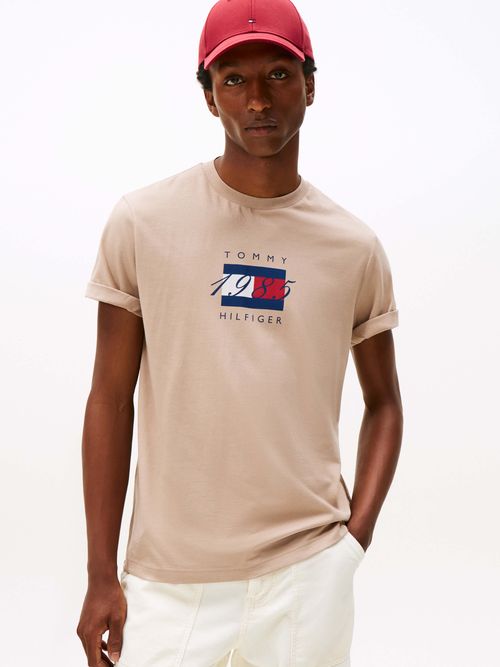 Playera-de-punto-con-logo-grafico-de-hombre-Tommy-Hilfiger-MW0MW41338-AFE