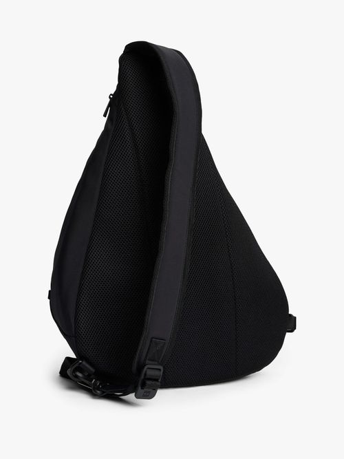 Bolso-cruzado-con-logo-metalico-de-hombre-Tommy-Hilfiger-AM0AM13613-BDS