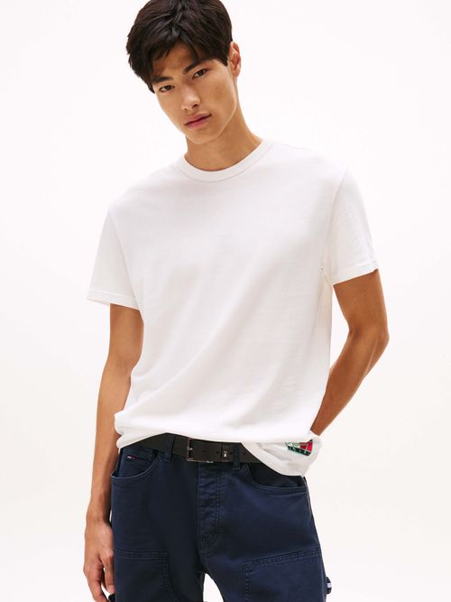 Playera-de-cuello-redondo-con-estampado-de-hombre-Tommy-Jeans-DM0DM21989-YBL