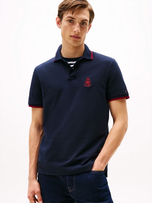 Polo-corte-regular-con-escudo-bordado-de-hombre-Tommy-Hilfiger-MW0MW40428-DW5