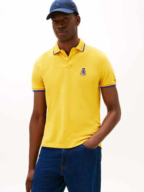 Polo-corte-regular-con-escudo-bordado-de-hombre-Tommy-Hilfiger-MW0MW40428-ZF4