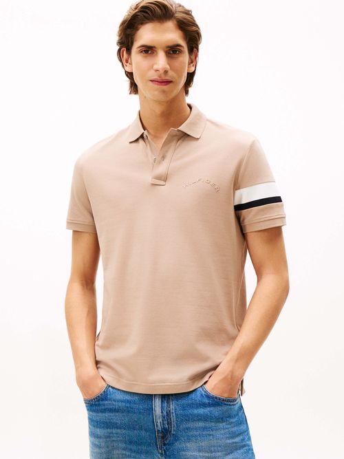 Polo-corte-regular-con-franja-distintiva-en-manga-de-hombre-Tommy-Hilfiger-MW0MW41354-AFE