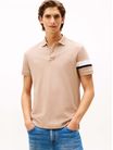 Polo-corte-regular-con-franja-distintiva-en-manga-de-hombre-Tommy-Hilfiger-MW0MW41354-AFE
