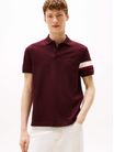 Polo-corte-regular-con-franja-distintiva-en-manga-de-hombre-Tommy-Hilfiger-MW0MW41354-XIH