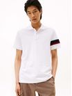 Polo-corte-regular-con-franja-distintiva-en-manga-de-hombre-Tommy-Hilfiger-MW0MW41354-YBR