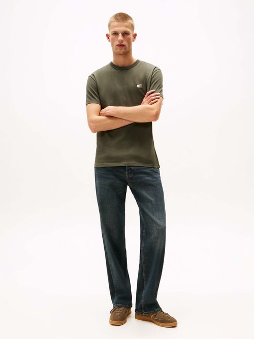 Playera-de-cuello-redondo-con-parche-tonal-de-hombre-Tommy-Jeans-DM0DM20322-0H7