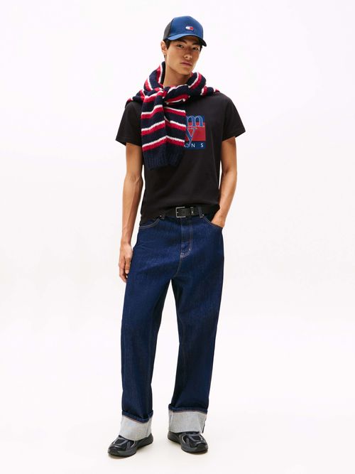 Playera-slim-con-logo-grafico-de-hombre-Tommy-Jeans-DM0DM21977-BDS