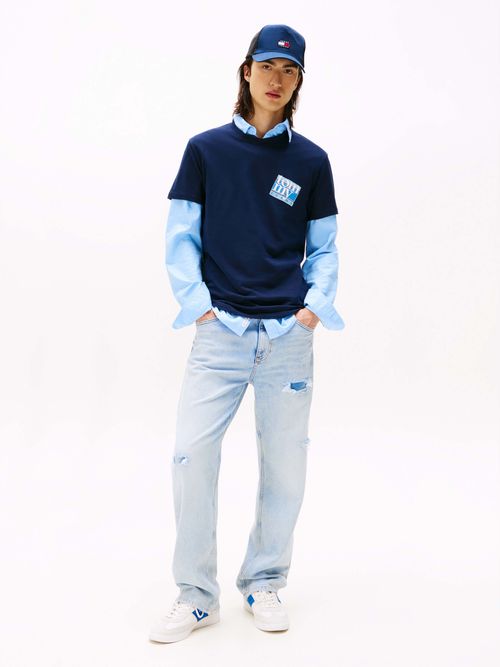 Playera-de-cuello-redondo-con-logo-bordado-de-hombre-Tommy-Jeans-DM0DM22127-C1G