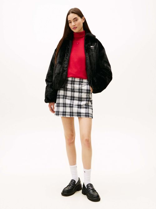 Chamarra-con-peluche-bomber-con-parche-de-mujer-Tommy-Jeans-DW0DW21669-BDS