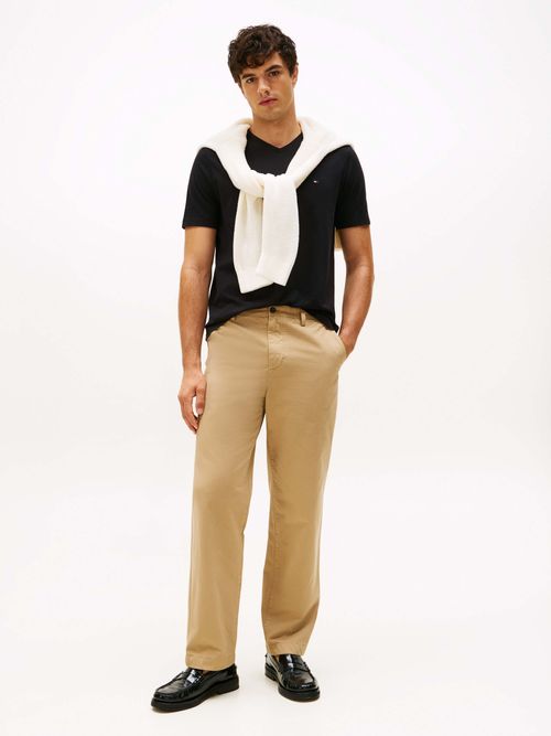 Playera-con-cuello-de-pico-y-logo-de-hombre-Tommy-Hilfiger-MW0MW39249-BDS