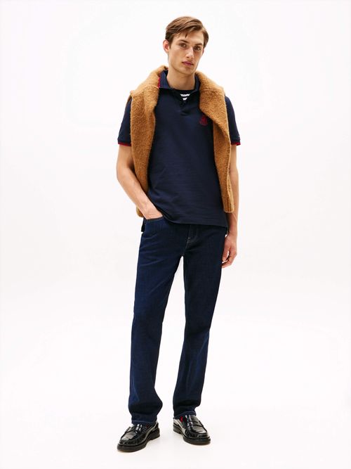 Polo-corte-regular-con-escudo-bordado-de-hombre-Tommy-Hilfiger-MW0MW40428-DW5