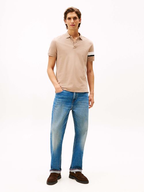 Polo-corte-regular-con-franja-distintiva-en-manga-de-hombre-Tommy-Hilfiger-MW0MW41354-AFE