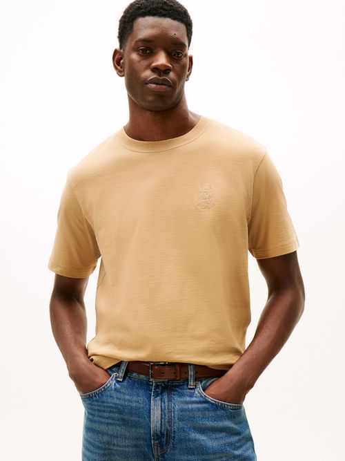 Playera-con-escudo-texturizado-bordado-de-hombre-Tommy-Hilfiger-MW0MW40019-GV7