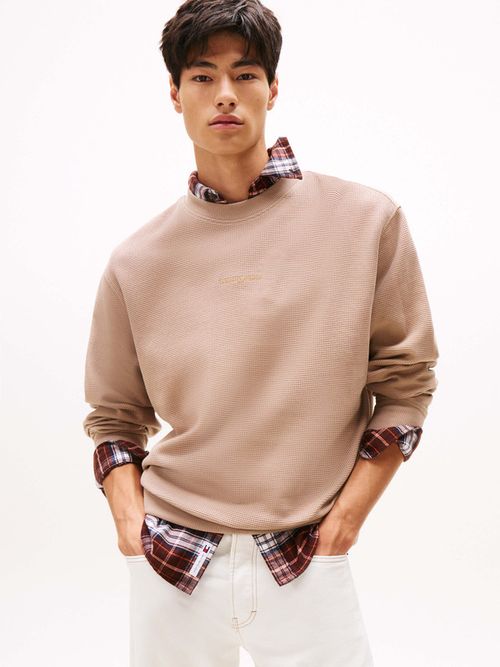 Sudadera-de-cuello-redondo-con-textura-waffle-y-logo-bordado-de-hombre-Tommy-Jeans-DM0DM21622-AFE