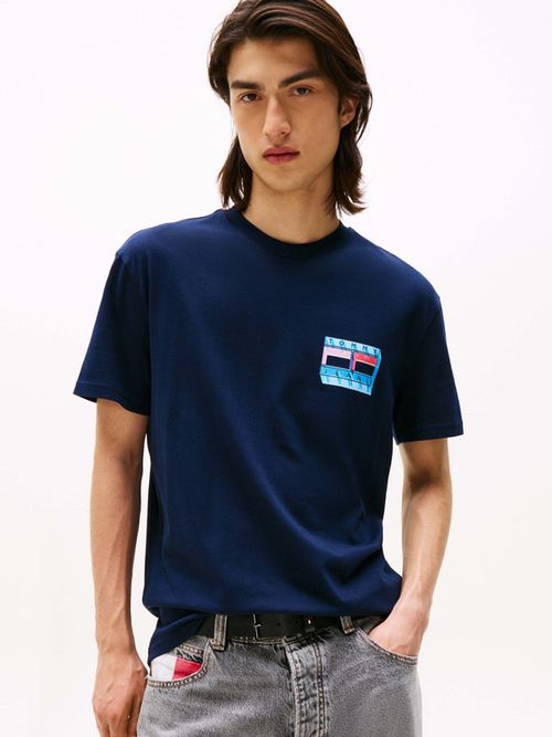 Playera-de-cuello-redondo-con-logo-grafico-de-hombre-Tommy-Jeans-DM0DM21980-C1G