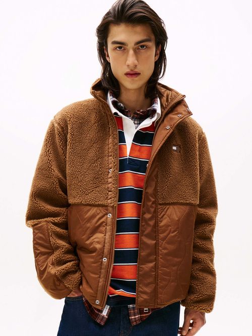 Chamarra-amplia-acolchada-de-peluche-de-hombre-Tommy-Jeans-DM0DM22066-GVP