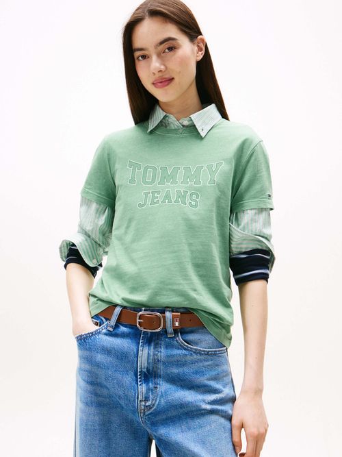 Playera-de-cuello-redondo-con-escudo-de-mujer-Tommy-Jeans-DW0DW21966-MAS