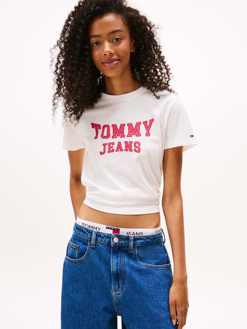 Playera-de-cuello-redondo-con-escudo-de-mujer-Tommy-Jeans-DW0DW21966-YBL