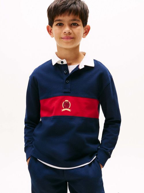 Polo-de-manga-larga-con-escudo-TH-de-niño-Tommy-Hilfiger-KB0KB09953-C1G