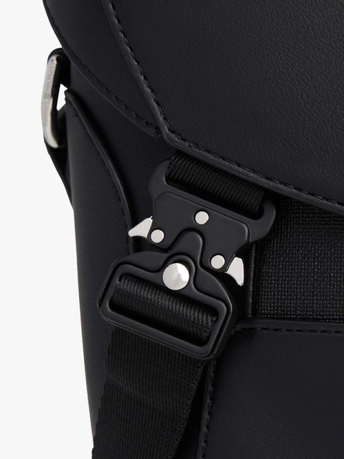 Bolso-mensajero-con-logo-metalico-de-hombre-Tommy-Hilfiger-AM0AM13639-BDS