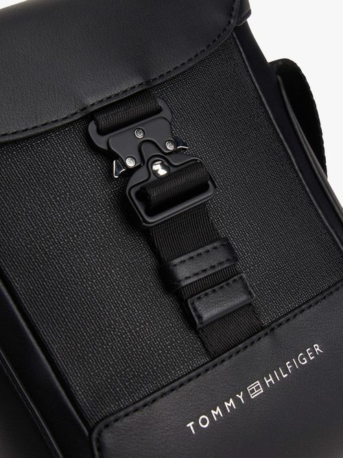 Bolso-cruzado-con-solapa-y-hebilla-de-hombre-Tommy-Hilfiger-AM0AM13940-BDS