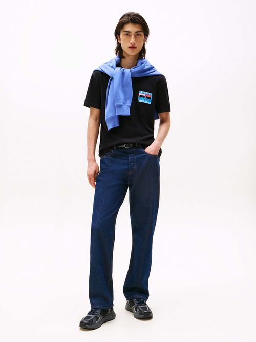 Playera-de-cuello-redondo-con-logo-grafico-de-hombre-Tommy-Jeans-DM0DM21980-BDS